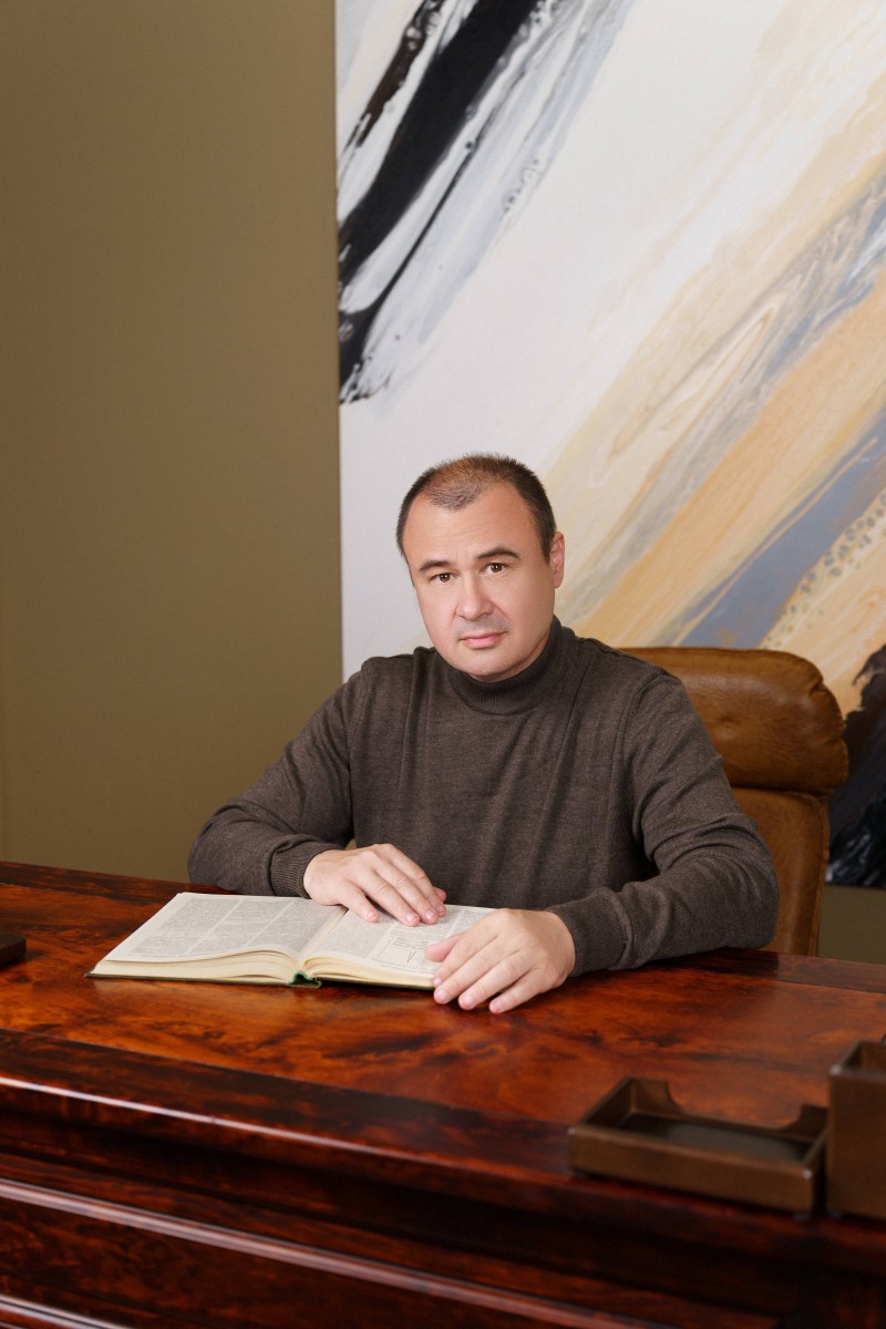 владислав сидит за столом